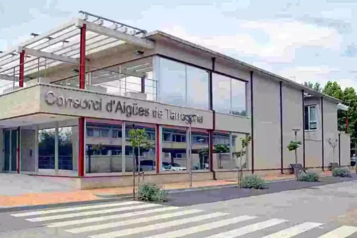 Façana de la seu del Consorci d'Aigües de Tarragona