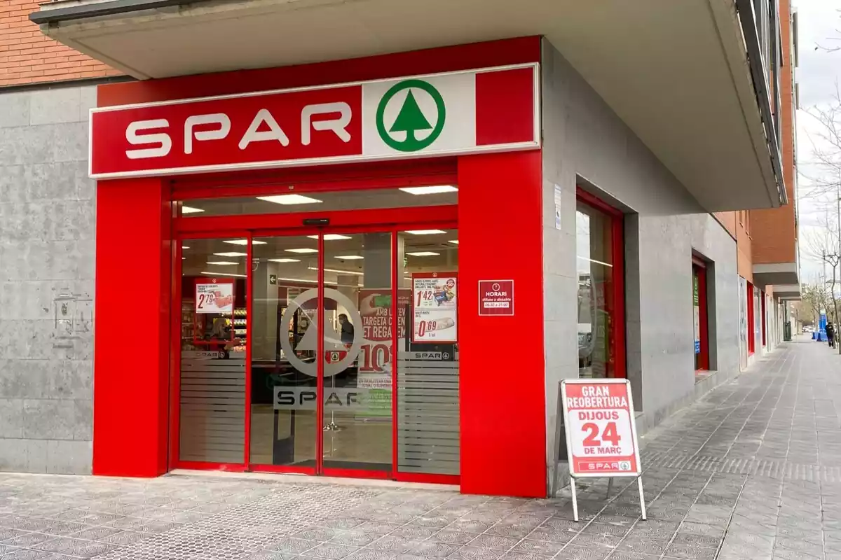 Imatge de la façana d'un supermercat Spar a Tarragona