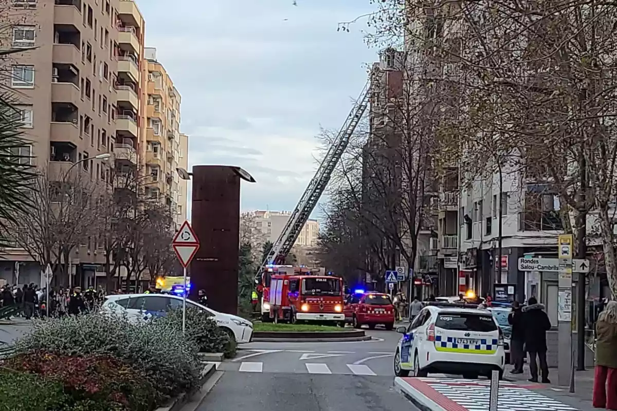Imatge dels Bombers i la Guàrdia Urbana a l'avinguda Vidal i Barraquer de Reus