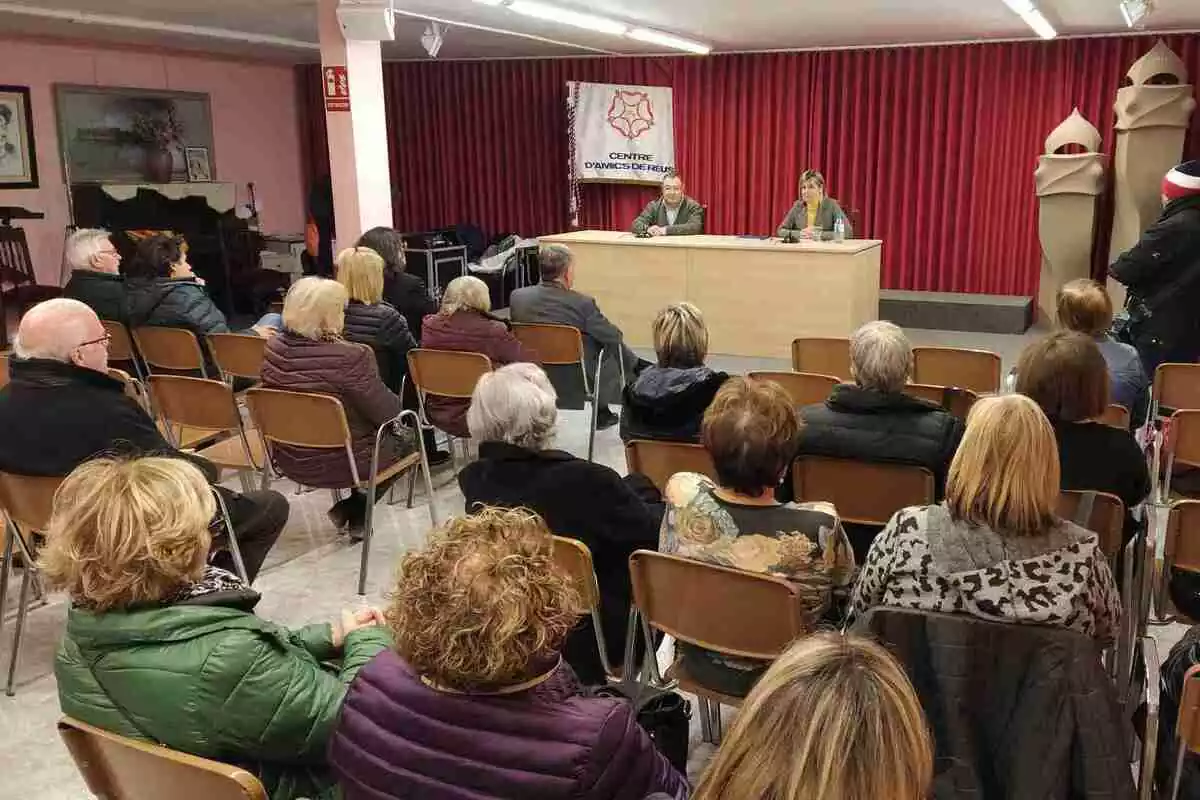 Noemí Llauradó pronuncia una xerrada a la sala d'actes del Centre d'Amics de Reus