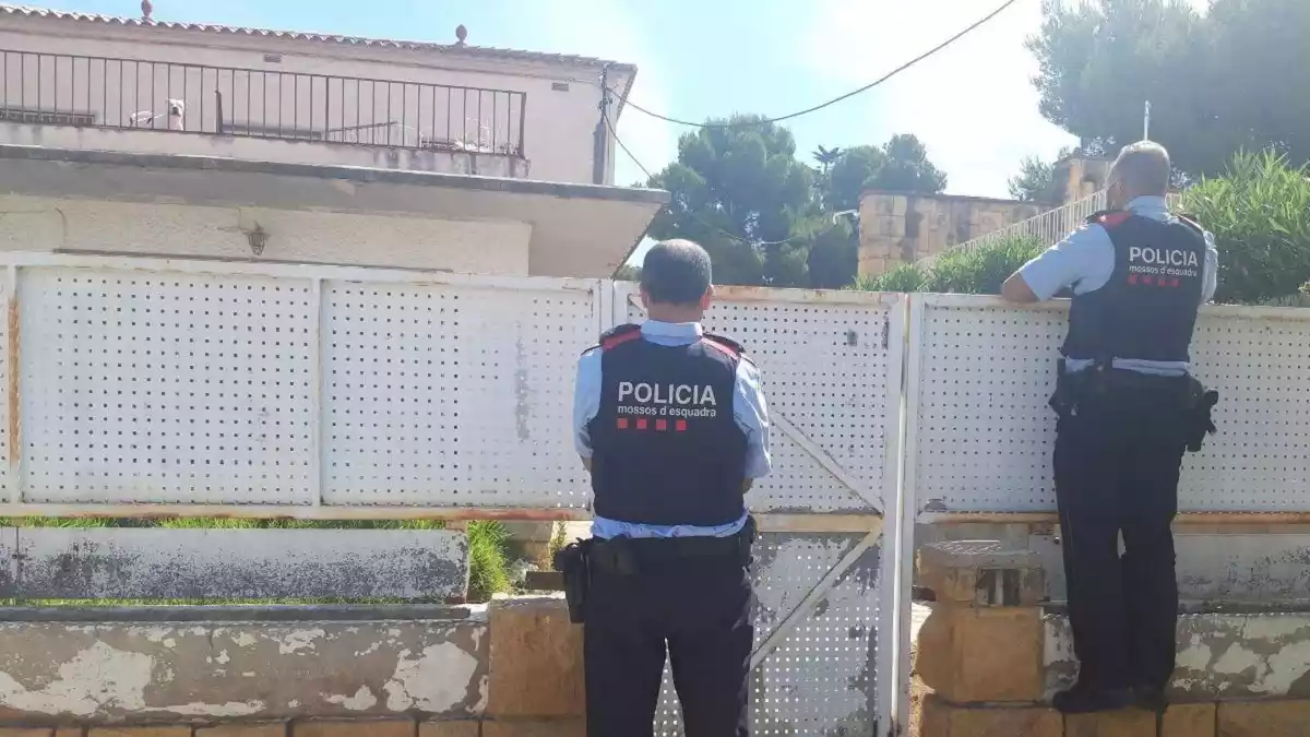Agents dels Mossos, davant una casa ocupada a Coma-ruga.