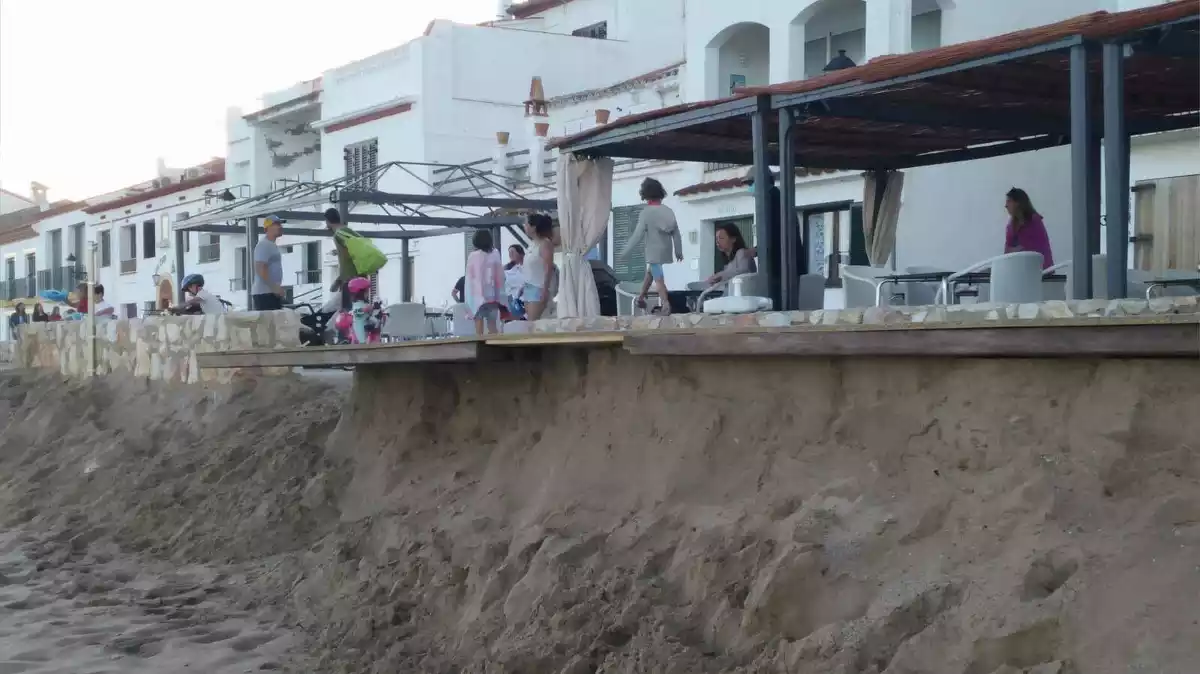 Imatge del tram de Botigues de Mar, de la platja d'Altafulla, sense sorra