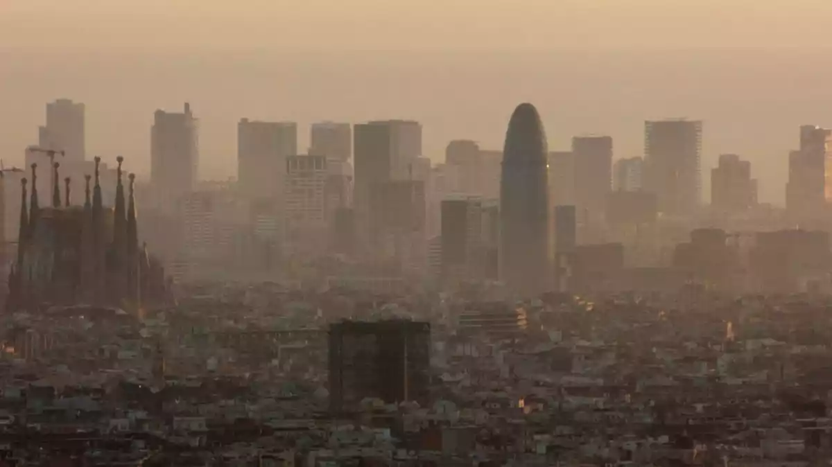 Imatge de la ciutat de Barcelona amb alts nivells de contaminació
