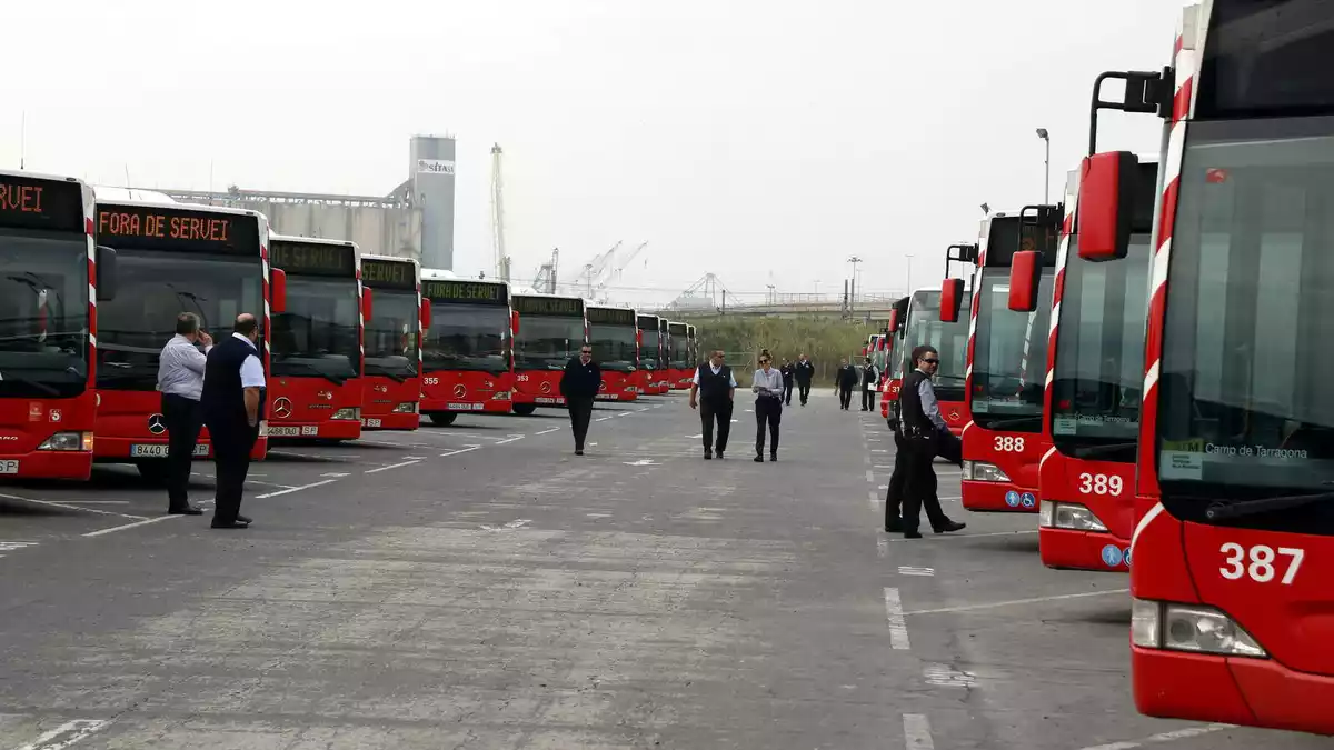 Pla obert de desenes d'autobusos a cotxeres, amb diversos treballadors de l'EMT de Tarragona davant