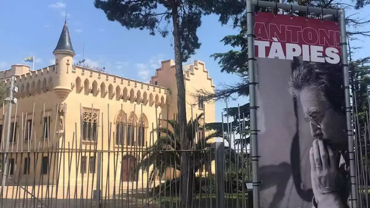 El cartell de l'exposició d'Antoni Tàpies amb el Castell de Vila-seca de fons