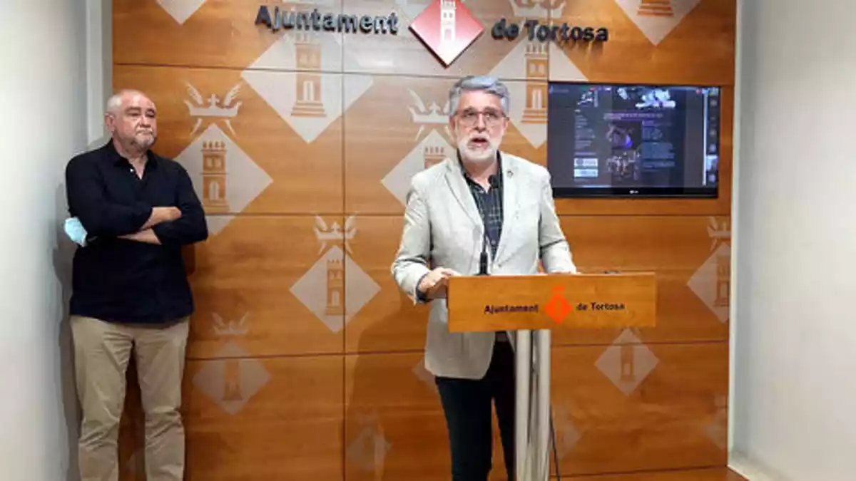 El regidor de Cultura de l'Ajuntament de Tortosa, Enric Roig; i del director de la Mostra de Jazz de Tortosa, Xavier Bertomeu en la presentació de la 27a edició del festival de música