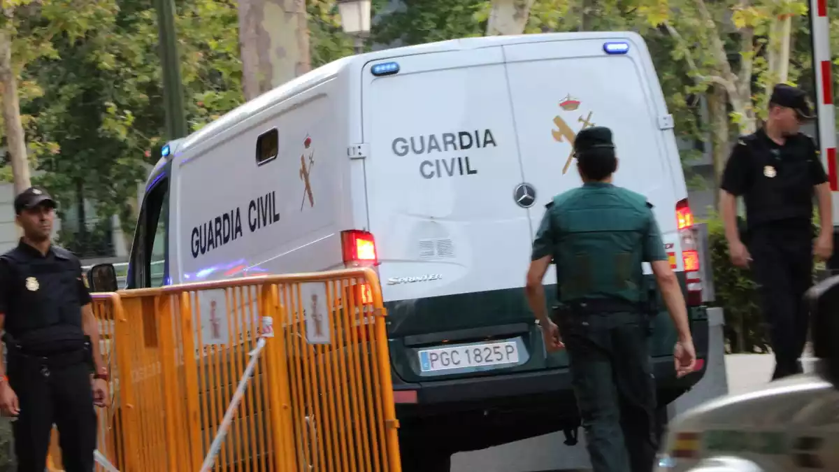 Els furgons policials que traslladen els detinguts pels atemptats de Barcelona i Cambrils a les portes de l'Audiència Nacional
