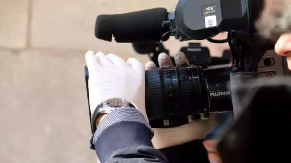 Càmera i persona amb guants per manipular el visor