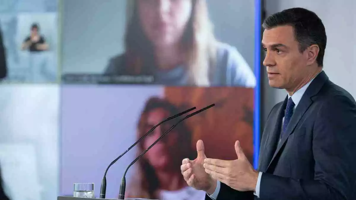 Pla mitjà del president del govern espanyol, Pedro Sánchez, durant la compareixença després de la reunió amb els presidents de les comunitats