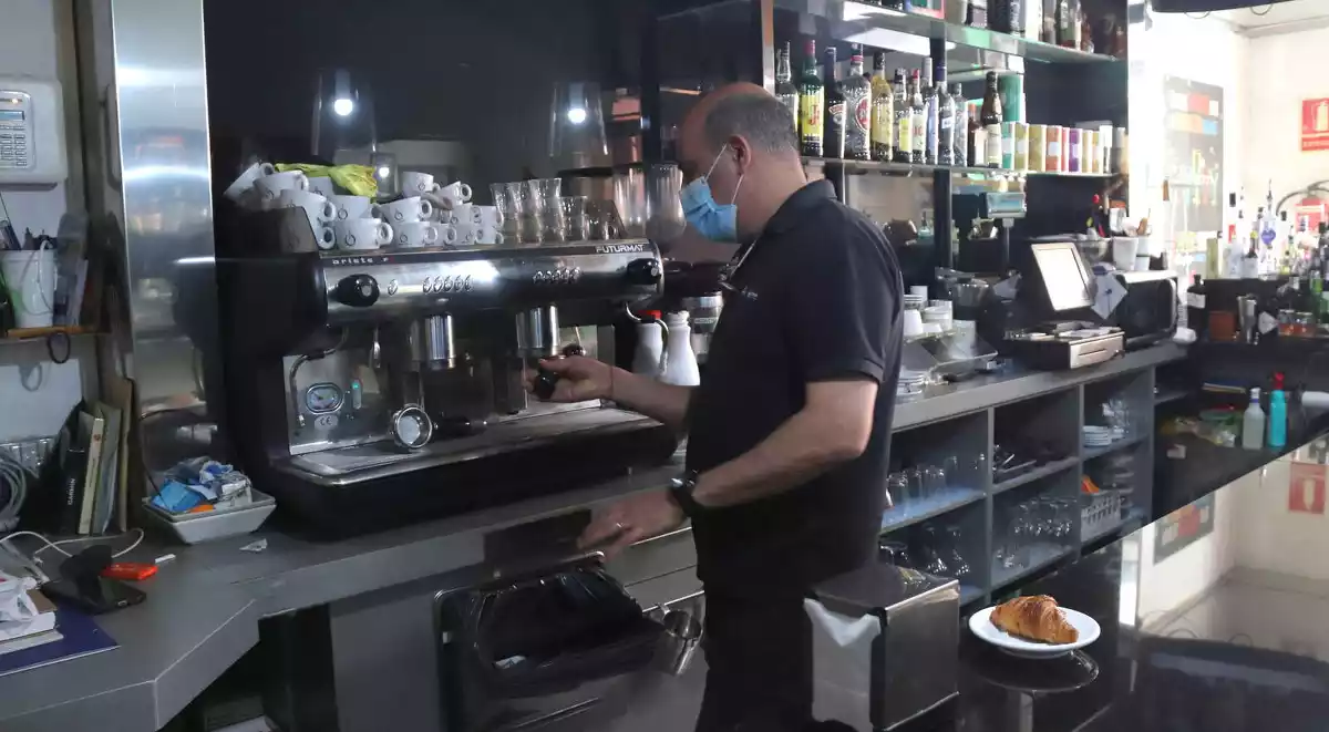 Pla mitjà de Xavier Grados, propietari de La Cafeteria, servint un cafè.