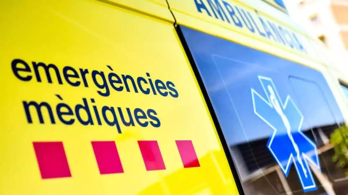 Imagen de archivo de una ambulancia del Servei d'Emergències Mèdiques de Cataluña