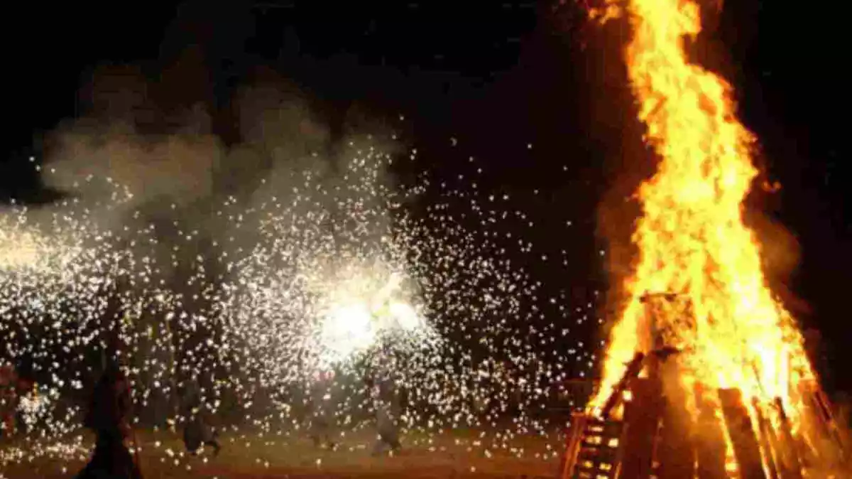 Imatge d'una foguera de Sant Joan