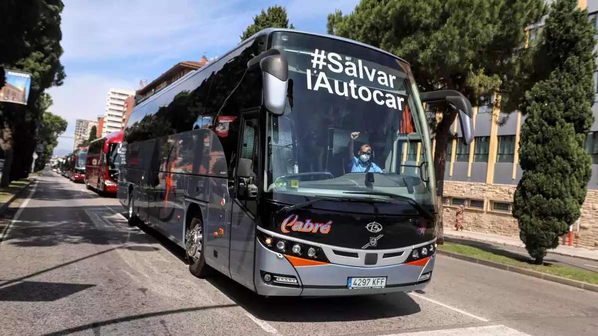 Un autocar entra a la plaça Imperial Tarraco per exigir millors condicions laborals