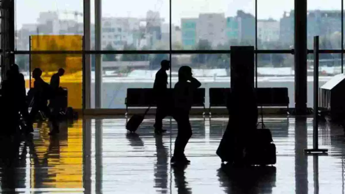 Pasajeros en el aeropuerto de Barajas, en Madrid, durante la desescalada