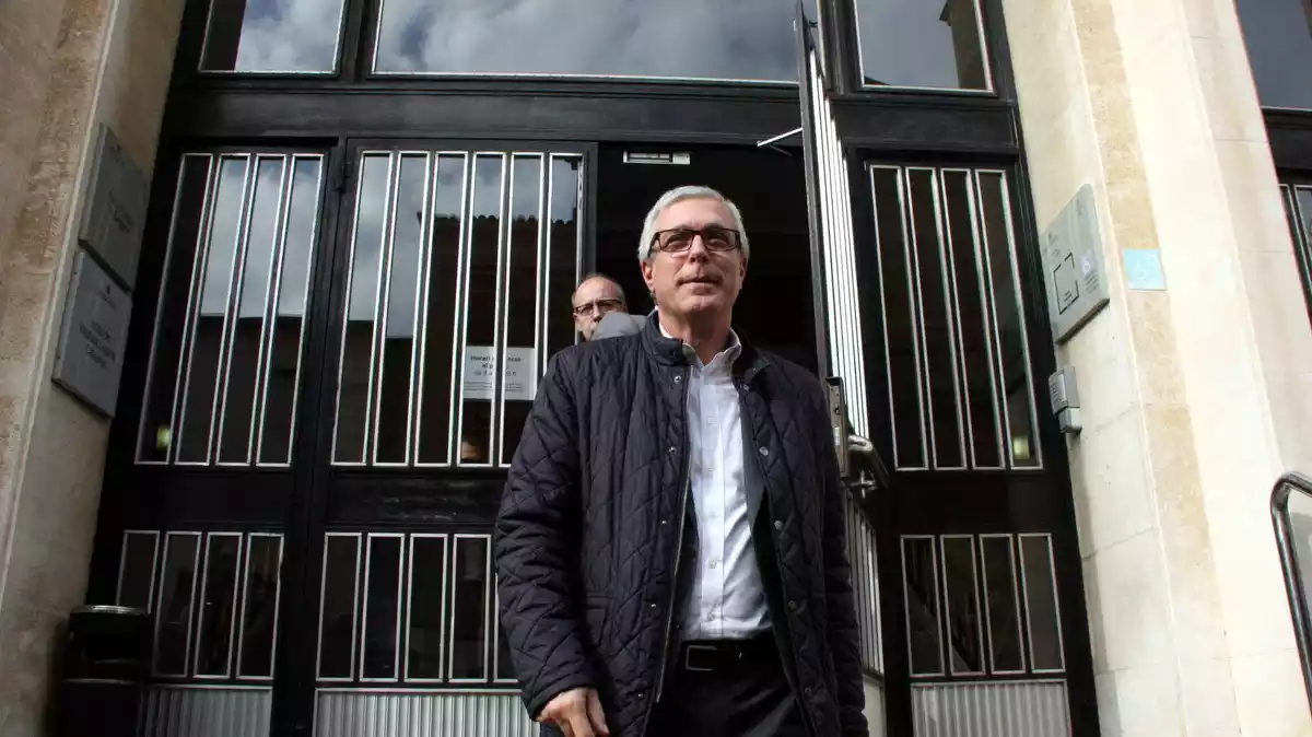 L'alcalde de Tarragona, Josep Fèlix Ballesteros, baixant les escales dels jutjats després de declarar com a investigat pel cas Inipro, el 26 de gener del 2016.