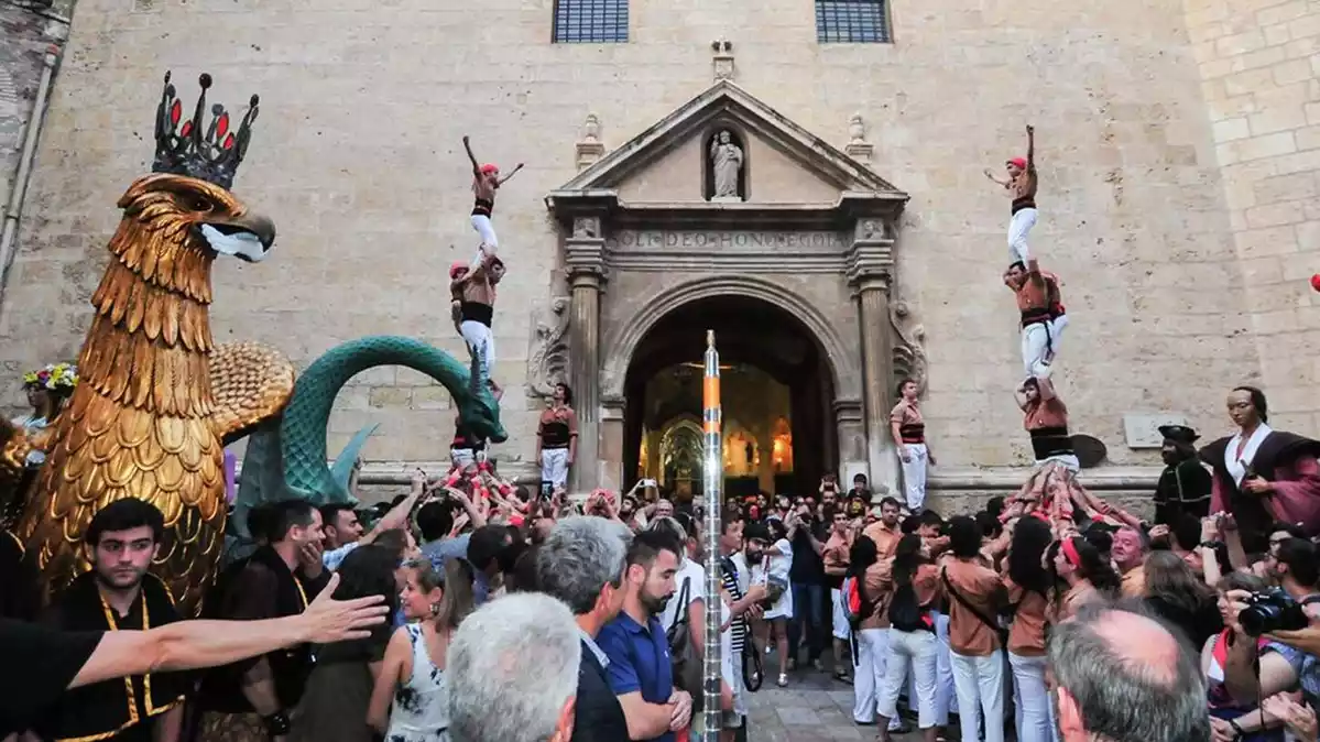 Imatge del Seguici Festiu de Reus a les portes de la Prioral el dia de Completes