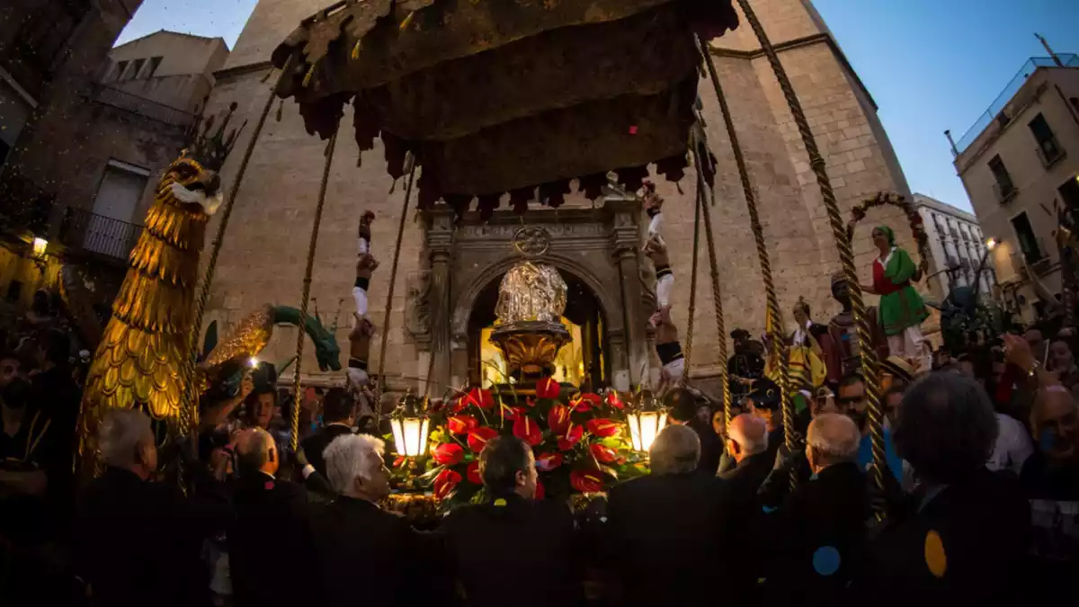 Imatge de l'arribada de Sant Pere a la Prioral després de la Processó