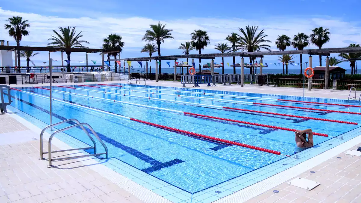 Pla general de la piscina municipal de Sant Carles de la Ràpita, reoberta aquest dilluns