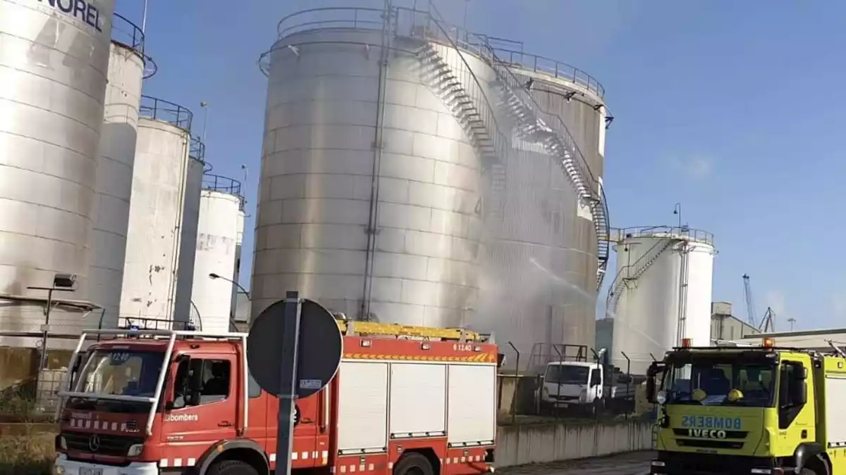 Imatge de l'incendi d'un dipòsit, al port de Tarragona
