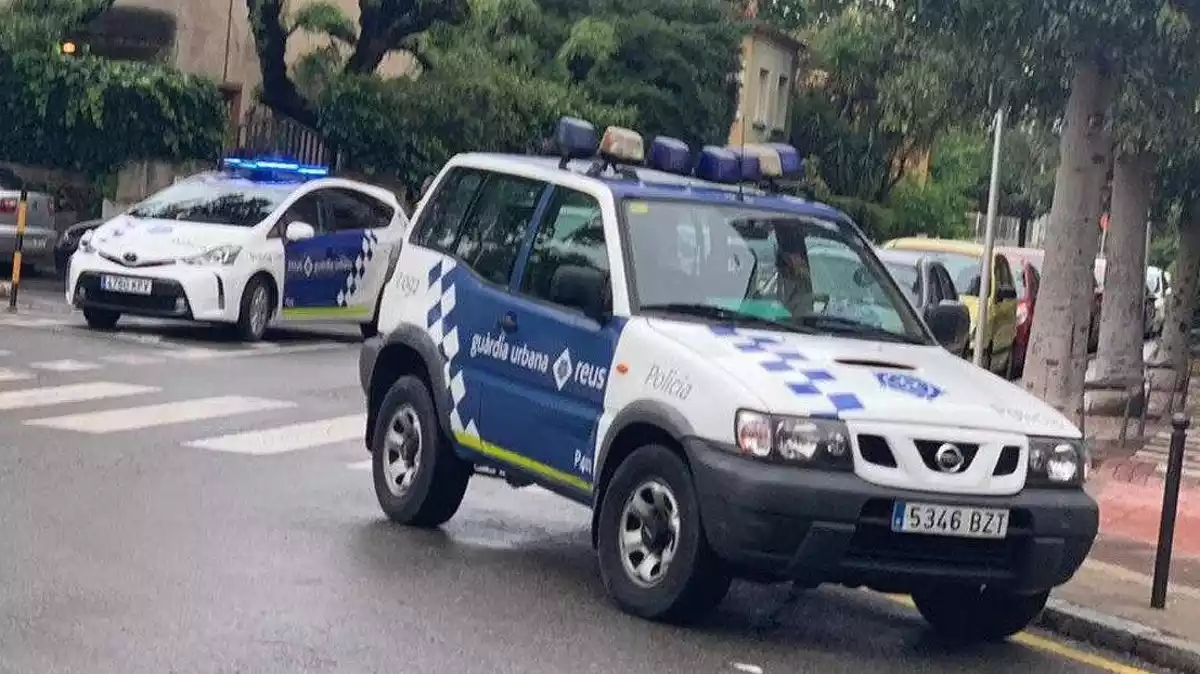 Dues patrulles de la Guàrdia Urbana de Reus al carrer dels Antiquaris de Reus