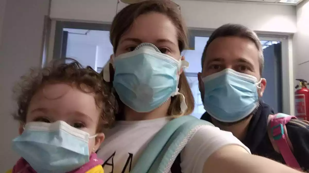 La Noa, infectada de coronavirus, amb el seu pare i la mare al sortir de l'Hospital