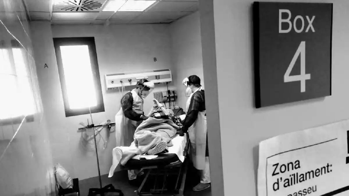 Sanitaris atenent un pacient a l'Hospital del Vendrell.
