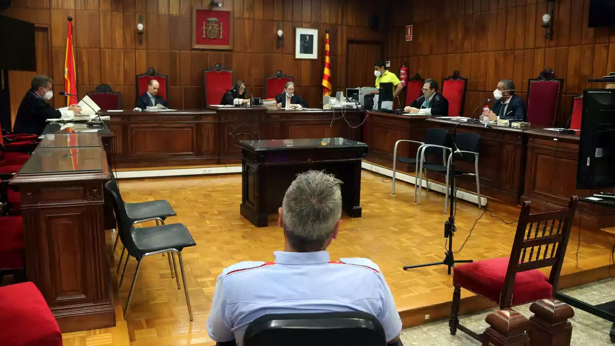 Pla general de la sala de vistes de l'Audiència de Tarragona on es fa el judici per una temptativa d'assassinat