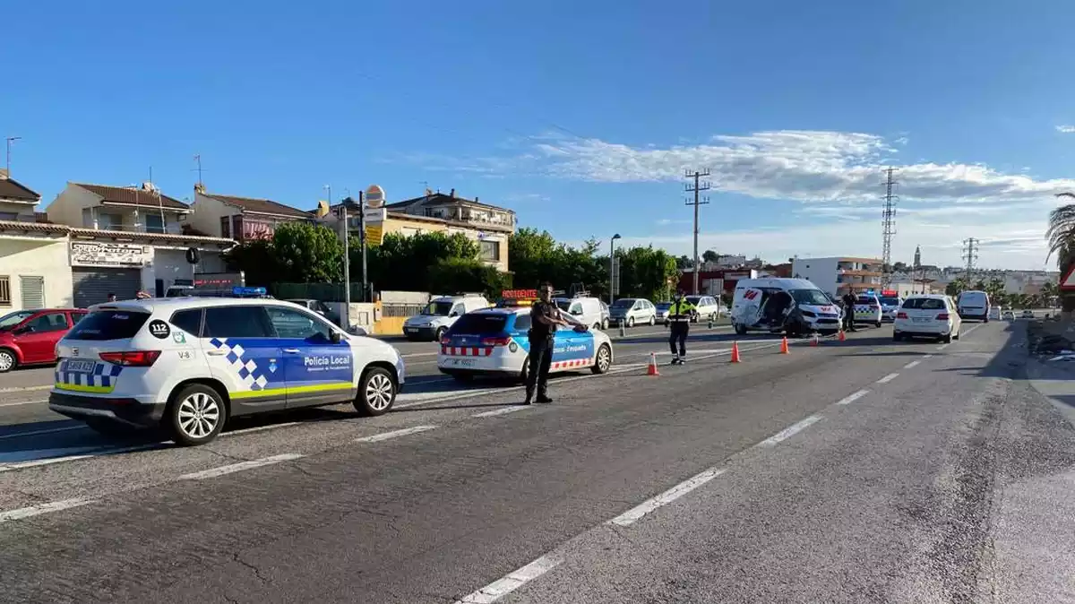 La Policia Local de Torredembarra i els Mossos d'Esquadra en un accident a la urbanització de la Marítima de Torredembarra