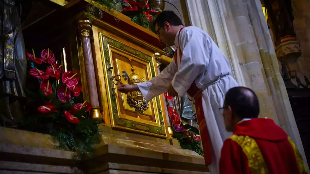 Imatge de l'acte de Les Tres Claus a través del qual queda exposada la imatge de Sant Pere