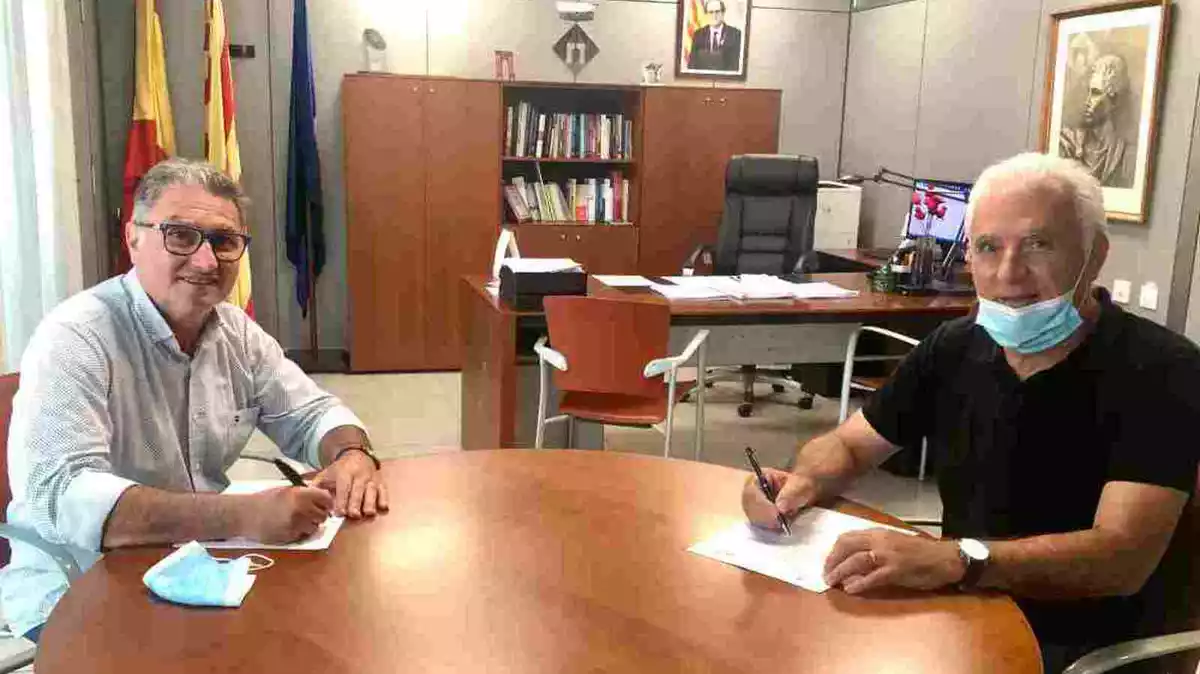 Pere Virgili i Antonio Barrera signant l'acord de coorganització del Festival.