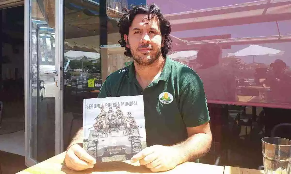 Laureano Clavero, amb el seu nou llibre, a Segur de Calafell.