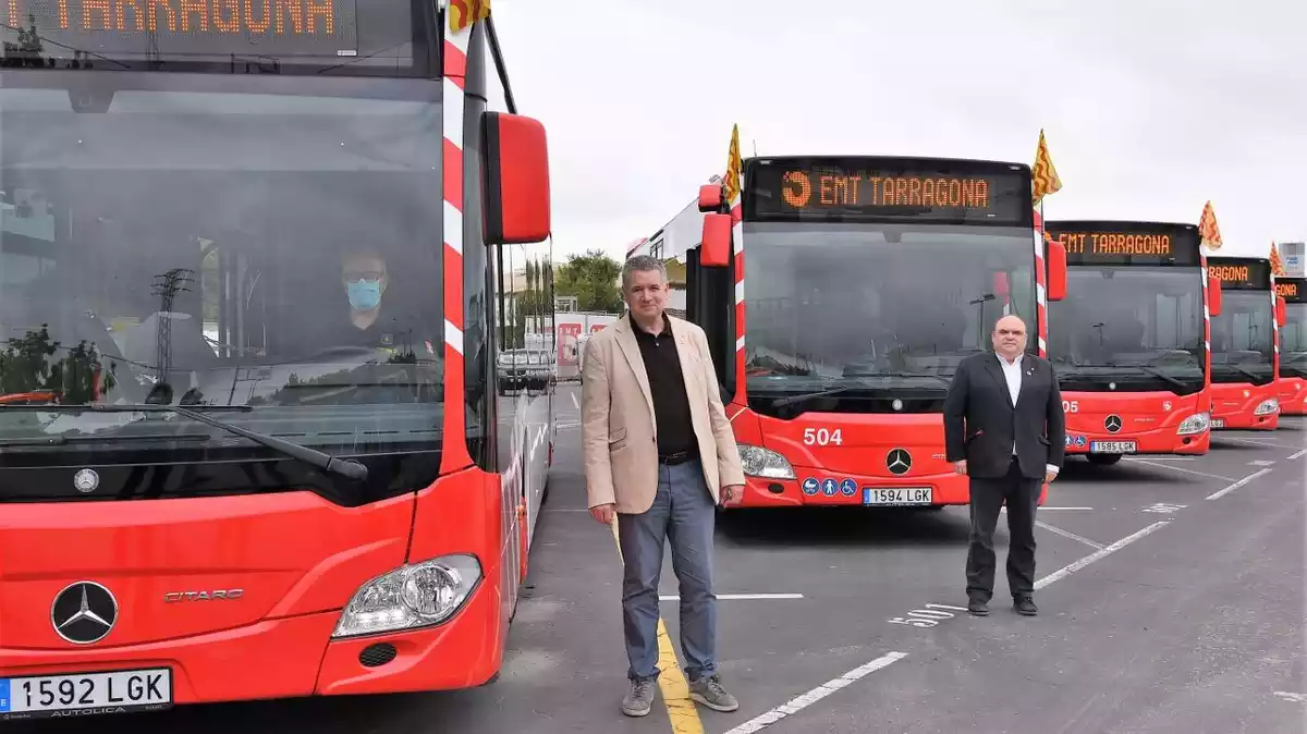 Pau Ricomà i Jordi Fortuny al costat dels nous autobusos de l'EMT