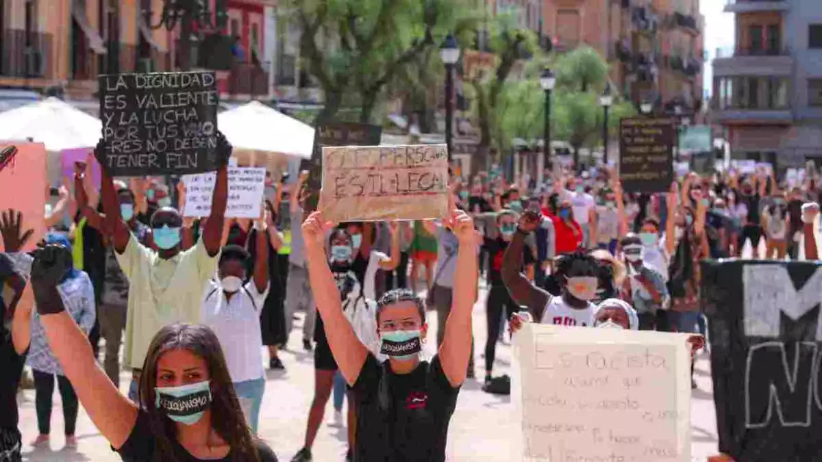 Manifestació contra el racisme a la plaça de la Font de Tarragona.