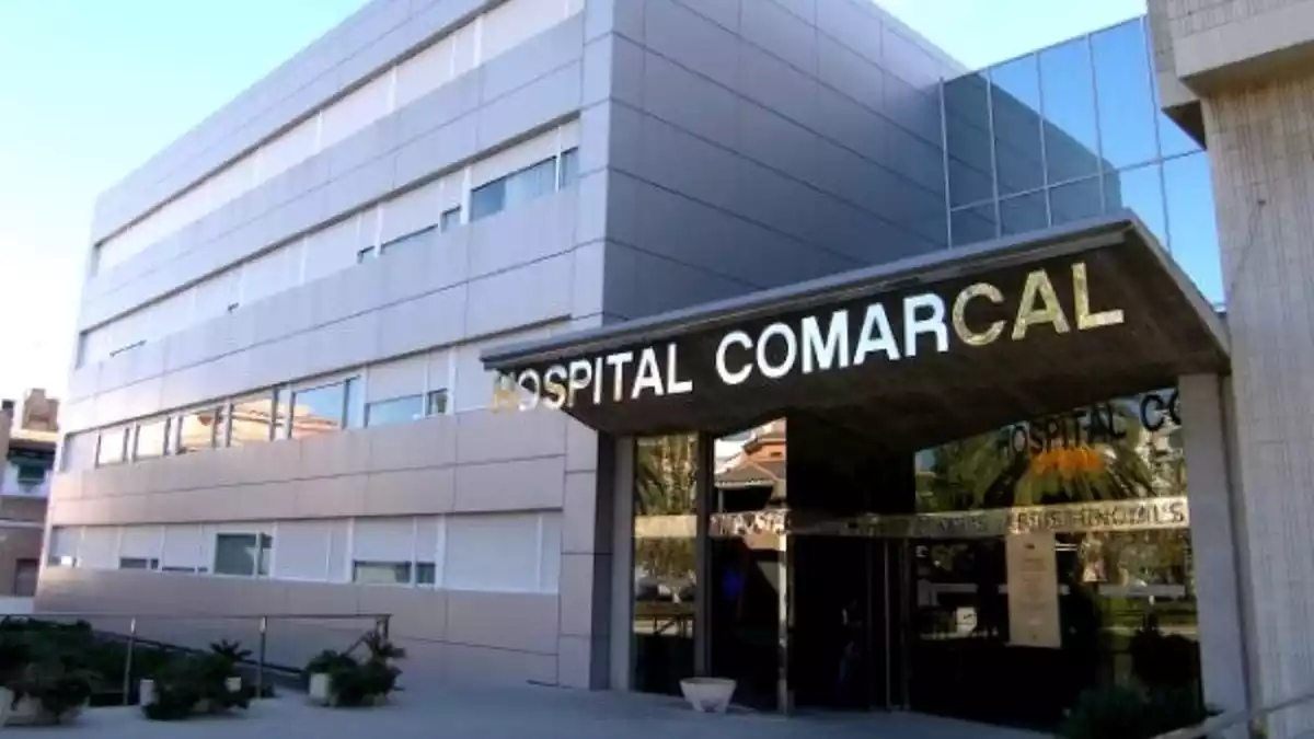 Pla general de la façana principal de l'Hospital Comarcal d'Amposta. Imatge de l'11 de juny del 2020