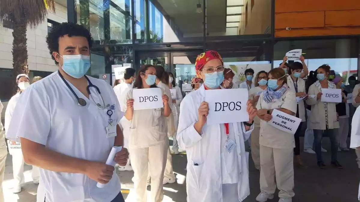 Sanitaris protestant a l'Hospital del Vendrell.
