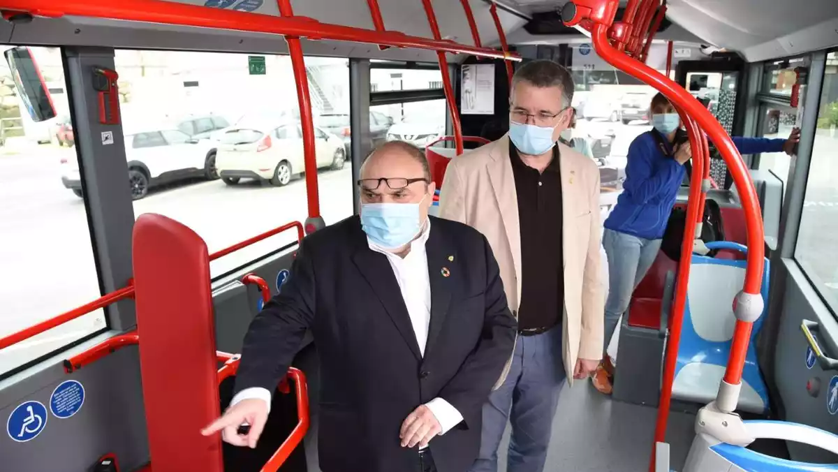 Pau Ricomà i Jordi Fortuny a l'interior d'un dels nous autobusos de l'EMT