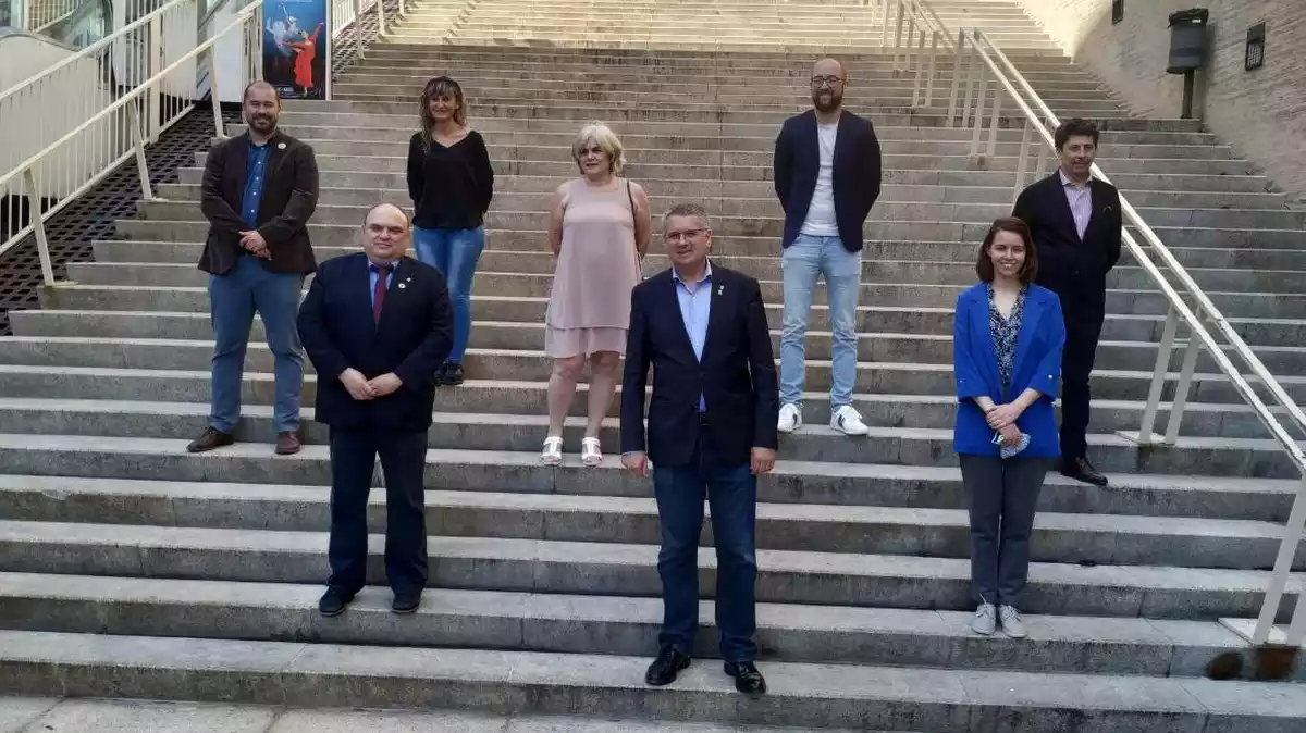 Pau Ricomà, al centre de la imatge, acompanyat per gairebé tot el seu equip de govern, a les escales del palau de Congressos