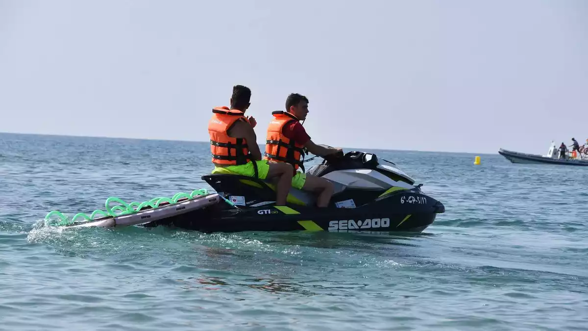 Dues persones a bord d'una moto aquàtica al mar