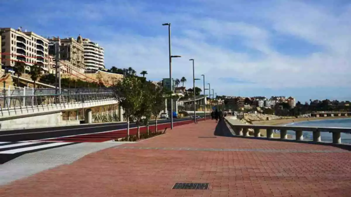 El Passeig Marítim de la Platja del Miracle, amb Tarragona de fons.