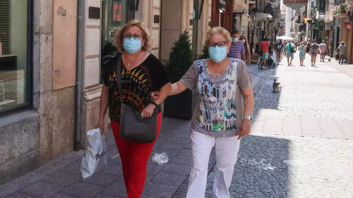 Imatge de dues dones amb mascareta passejant pel carrer Monterols de Reus