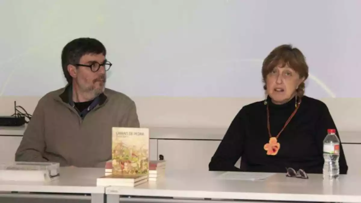 Manolo Vaquero i Teresa Duch, asseguts, en la presentació del llibre 'Camins de pedra'