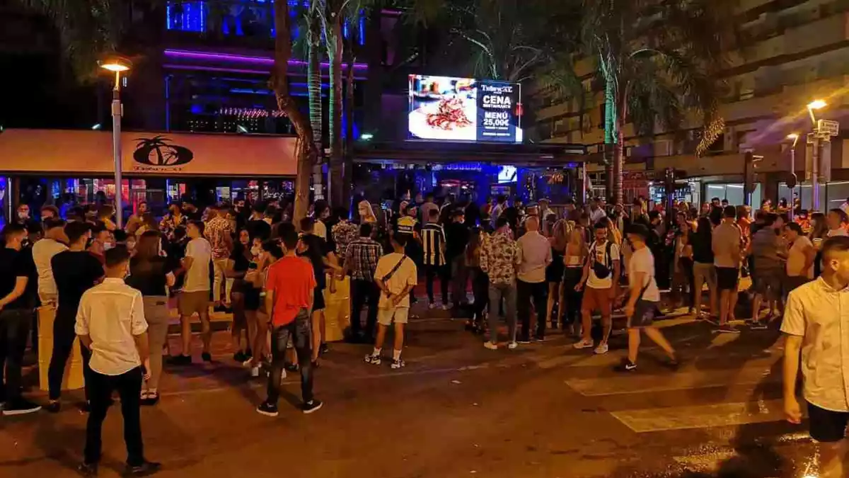 Aglomeració de gent a l'exterior de la discoteca Tropical de Salou