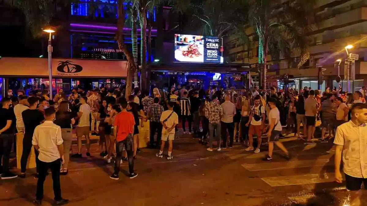 Aglomeració de gent a l'exterior de la discoteca Tropical de Salou