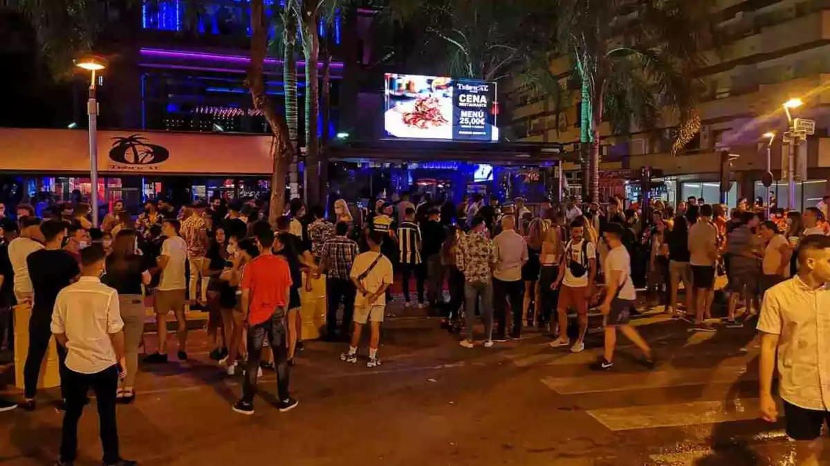 Aglomeració de gent a l'exterior de la discoteca Tropical de Salou