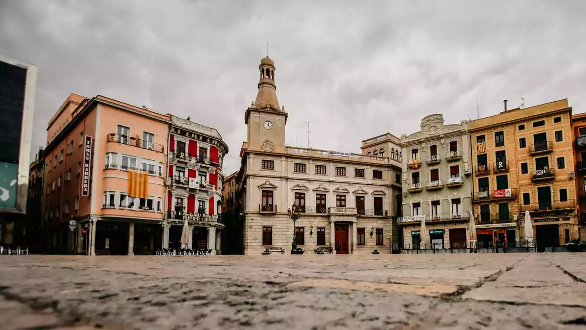 Plaça del Mercadal de Reus en primer pla, amb l'Ajuntament al fons