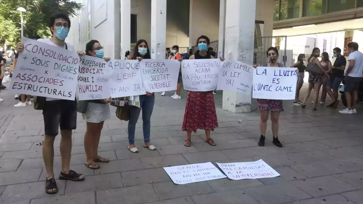 Concentració de Precàries URV davant el Campus Catalunya