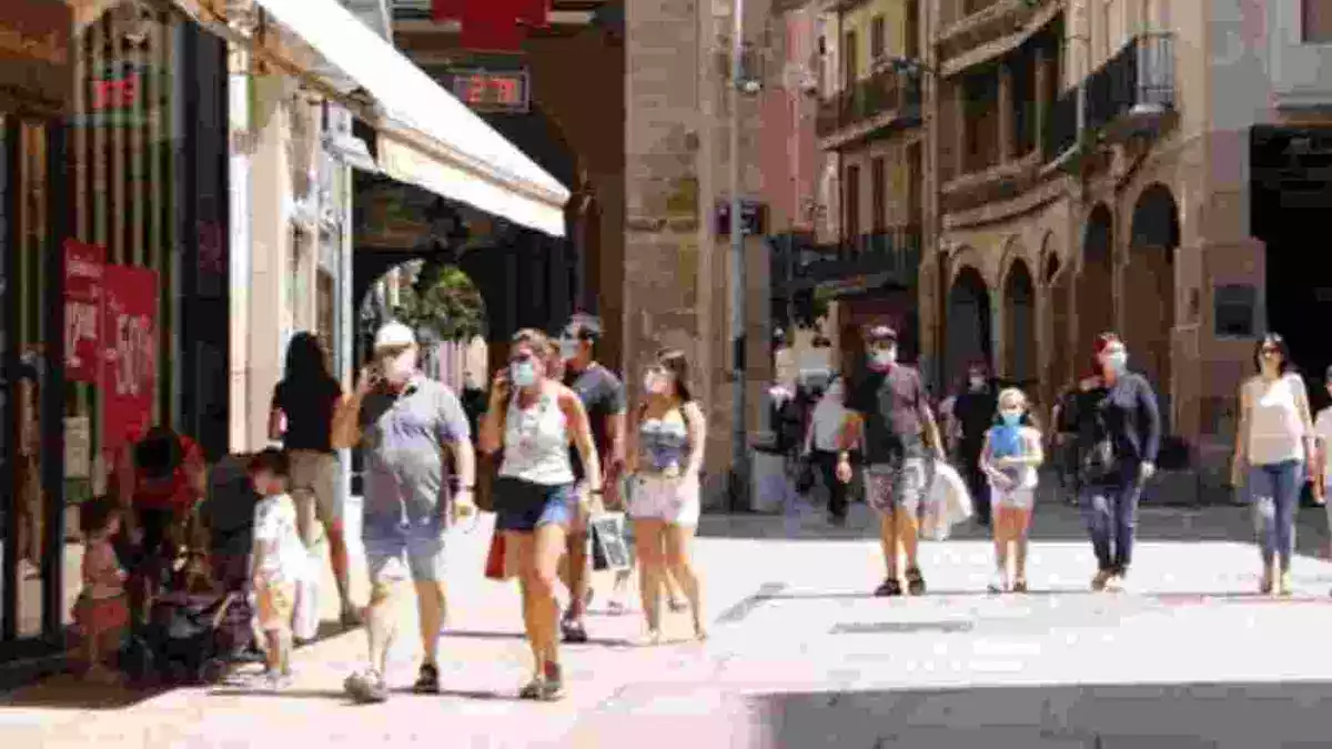 Diverses persones passejant amb mascareta per Lleida el 5 de juliol de 2020