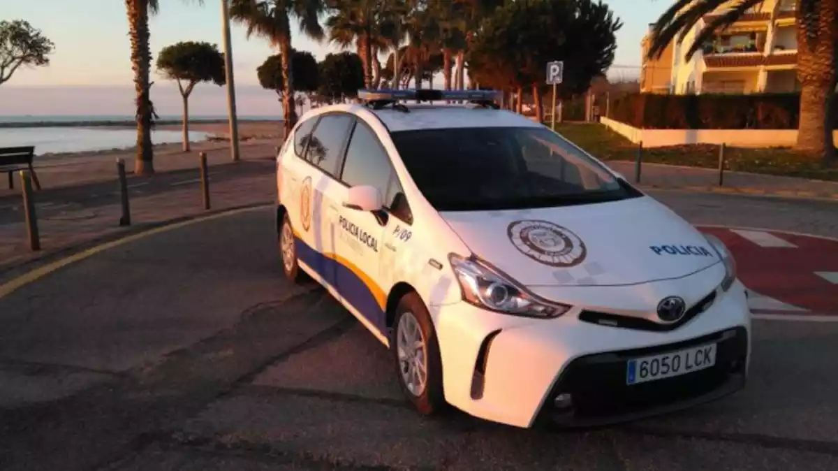 Imatge d'un cotxe de la Policia Local de Cambrils al passeig marítim.