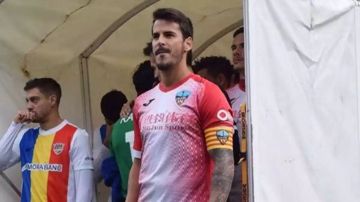 A la dreta de la imatge, el cambrilenc Joan Oriol, en un partit amb el Lleida contra l'Andorra