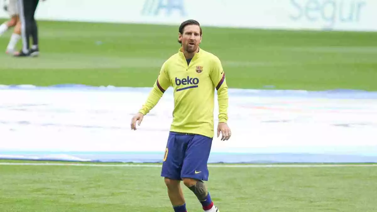 Leo Messi durant l'escalfament previ al partit del FC Barcelona al camp del Celta